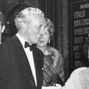 La reine Elisabeth II d'Angleterre et Lord Rupert Nevill au London Palladium. Le 14 mai 1968
