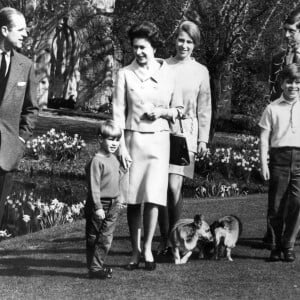 La reine Elisabeth II d'Angleterre, le prince Philip, duc d'Edimbourg, avec leurs enfants, le prince Charles, la princesse Anne, le prince Andrew et le prince Edward au château de Windsor, en avril 1968
