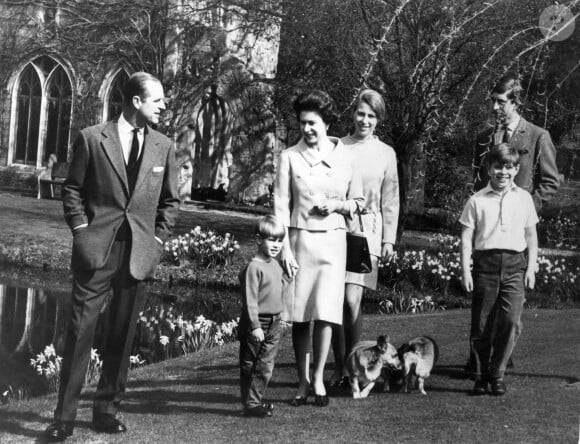 La reine Elisabeth II d'Angleterre, le prince Philip, duc d'Edimbourg, avec leurs enfants, le prince Charles, la princesse Anne, le prince Andrew et le prince Edward au château de Windsor, en avril 1968