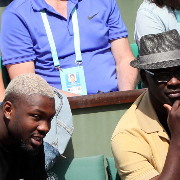 Lilian Thuram et son fils Marcus Thuram dans les tribunes lors des Internationaux de France de Tennis de Roland-Garros à Paris. © Dominique Jacovides-Cyril Moreau / Bestimage 