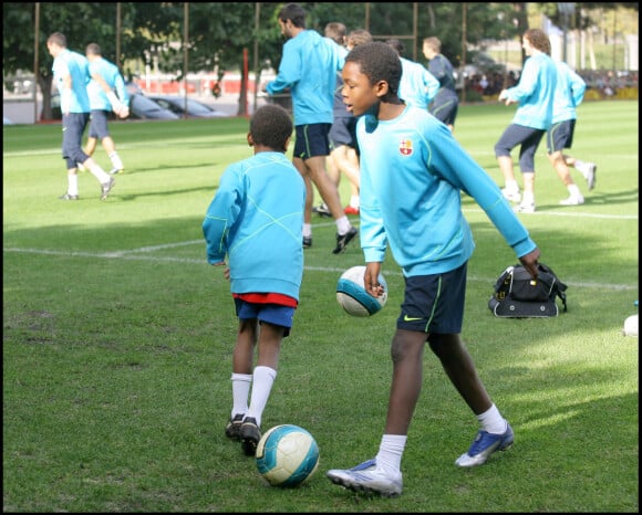 Les fils de Lilian Thuram, Marcus et Kephren Thuram, assistent à un entraînement du FC Barcelone en octobre 2007.