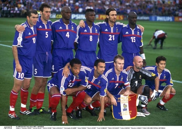 Lilian Thuram (debout, tout à droite) lors de la finale de l'Euro 2000 opposant la France à l'Italie.