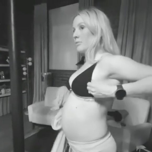 Ellie Goulding retrace sa grossesse dans une vidéo publiée le 3 juin 2021 sur Instagram.