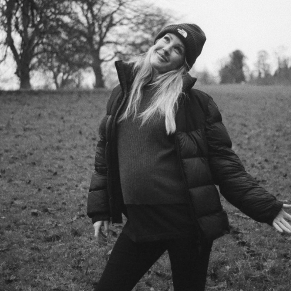 Ellie Goulding, enceinte et photographiée par son mari Caspar Jopling. Mai 2021.