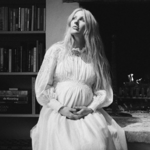 Ellie Goulding, enceinte et photographiée par son mari Caspar Jopling. Mai 2021.