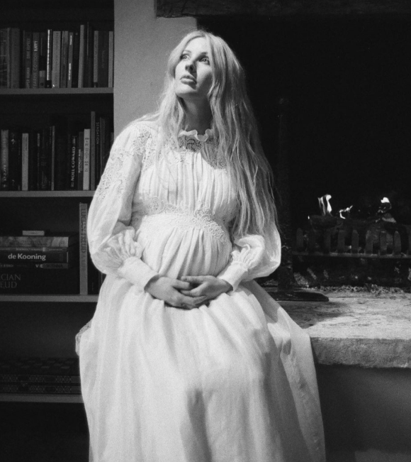 Ellie Goulding, enceinte et photographiée par son mari Caspar Jopling. Mai 2021.