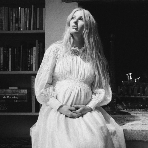 Ellie Goulding, enceinte et photographiée par son mari Caspar Jopling. Mai 2021.
