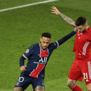 Neymar Jr et Lucas Hernandez lors du match de quart de final de la Ligue des Champions opposant le Paris Saint-Germain au Bayern Munich au Parc des Princes à Paris, le 13 avril 2021. © Cyril Moreau / Bestimage