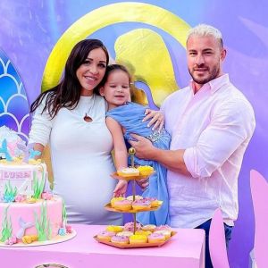 Julia Paredes enceinte aux côtés de Maxime et Luna