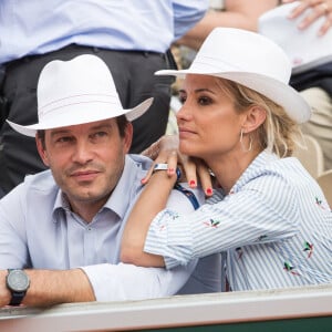 Richard Berry avec Elodie Gossuin et son mari Bertrand Lacherie - Tribunes lors des internationaux de tennis de Roland-Garros à Paris. Le 4 juin 2019. © Jacovides-Moreau/Bestimage