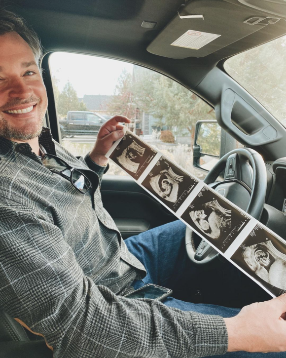 Tom Welling, souriant avec les photos de l'échographie de son épouse Jessica, qui était enceinte de leur deuxième enfant. Janvier 2021.