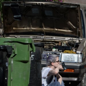 Kelly Osbourne aide son compagnon Erik Bragg à réparer sa voiture sur un trottoir de Los Angeles le 11 avril 2021. 