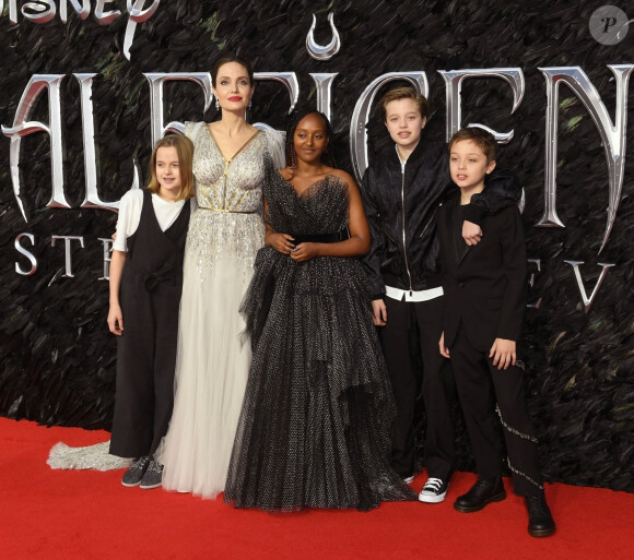 Angelina Jolie avec ses enfants Zahara, Shiloh, Vivienne et Knox.