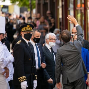 Emmanuel Macron, président de la République, déplacement à Valence, lors d'une déambulation dans la rue à la rencontre des habitants entouré de gardes du corps Valence, le 8 juin 2021. © Romain Gaillard / Pool / Bestimage