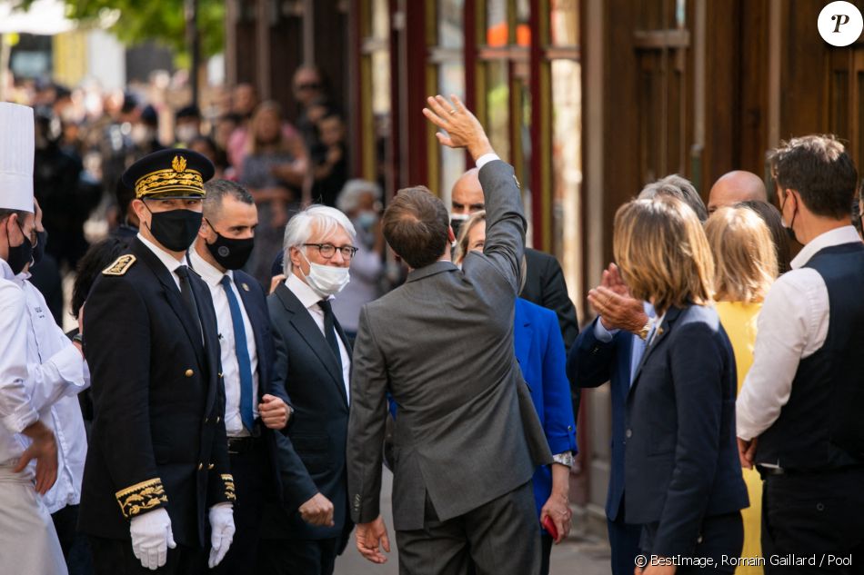 Emmanuel Macron, président de la République, déplacement à Valence, lors d'une déambulation dans la rue à la rencontre des habitants entouré de gardes du corps Valence, le 8 juin 2021. © Romain Gaillard / Pool / Bestimage