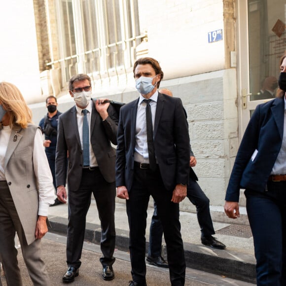 Emmanuel Macron, président de la République, déplacement à Valence, accompagné de son epouse Brigitte Macron, du préfet de la Drôme Hugues Moutouh et du maire de Valence Nicolas Daragon lors d'une déambulation dans la rue à la rencontre des habitants entouré de gardes du corps Valence, le 8 juin 2021. © Romain Gaillard / Pool / Bestimage