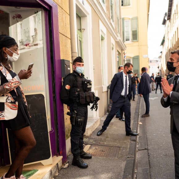 Emmanuel Macron, président de la République, déplacement à Valence, lors d'une déambulation dans la rue à la rencontre des habitants entouré de gardes du corps Valence, le 8 juin 2021. © Romain Gaillard / Pool / Bestimage