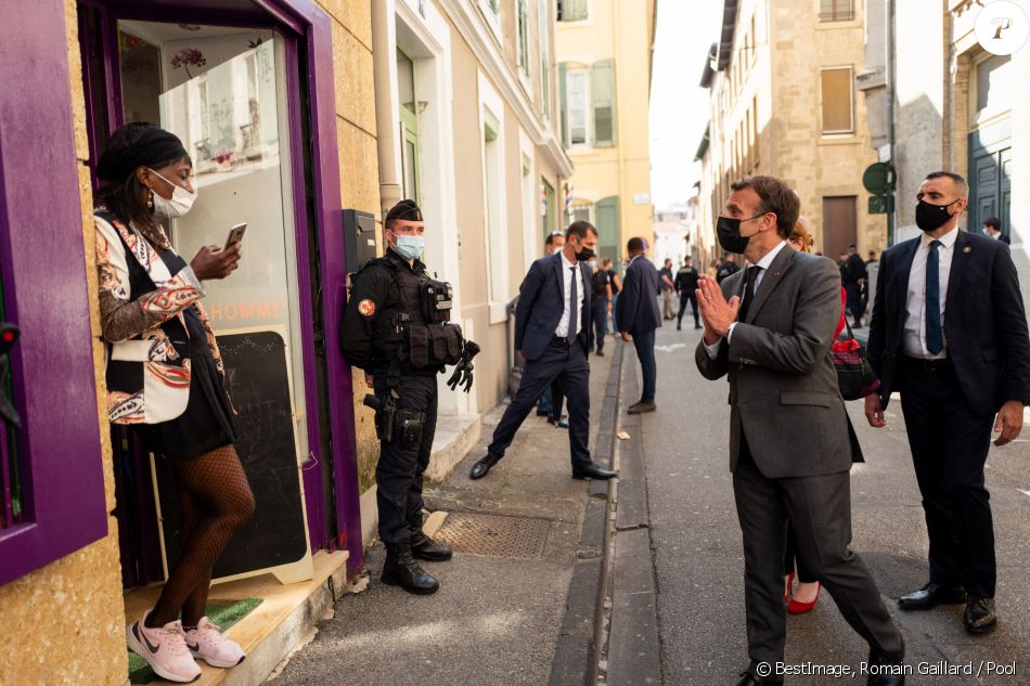 Emmanuel Macron, président de la République, déplacement à Valence, lors d'une déambulation dans la rue à la rencontre des habitants entouré de gardes du corps Valence, le 8 juin 2021. © Romain Gaillard / Pool / Bestimage
