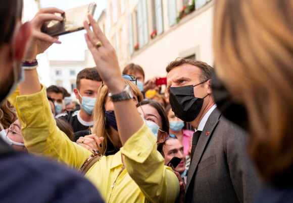 Emmanuel Macron, président de la République, déplacement à Valence lors d'une déambulation dans la rue à la rencontre des habitants posant pour un selfie Valence, le 8 juin 2021. © Romain Gaillard / Pool / Bestimage