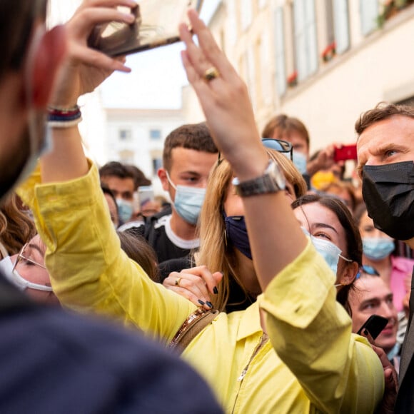 Emmanuel Macron, président de la République, déplacement à Valence lors d'une déambulation dans la rue à la rencontre des habitants posant pour un selfie Valence, le 8 juin 2021. © Romain Gaillard / Pool / Bestimage