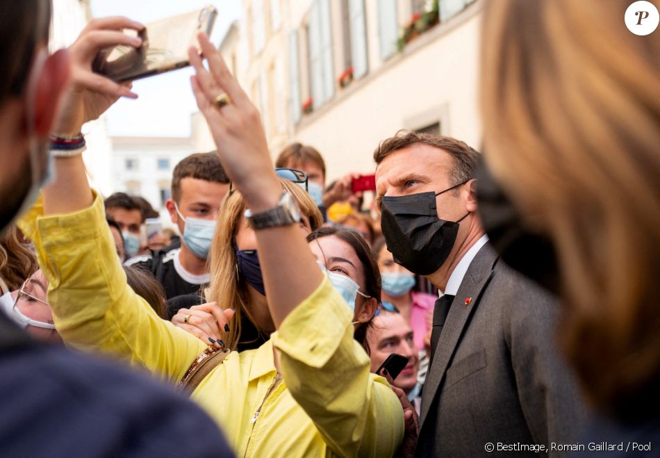 Emmanuel Macron, président de la République, déplacement à Valence lors d'une déambulation dans la rue à la rencontre des habitants posant pour un selfie Valence, le 8 juin 2021. © Romain Gaillard / Pool / Bestimage