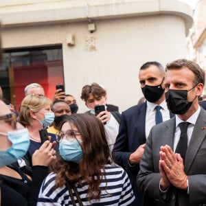 Emmanuel Macron, président de la République, déplacement à Valence lors d'une déambulation dans la rue à la rencontre des habitants entouré de gardes du corps Valence, le 8 juin 2021. © Romain Gaillard / Pool / Bestimage