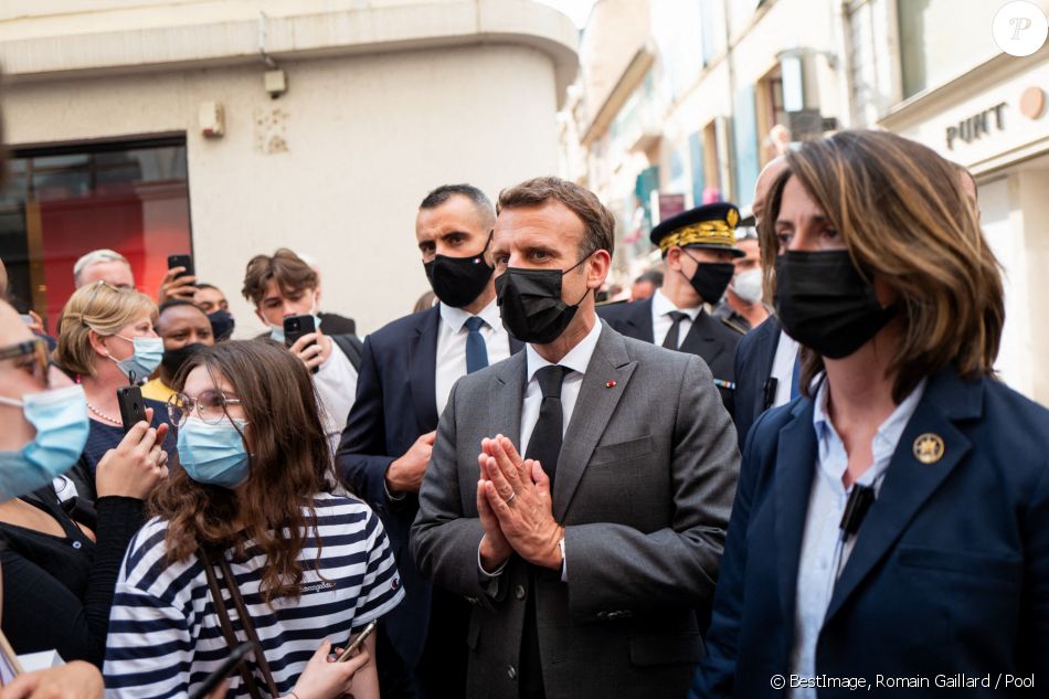 Emmanuel Macron, président de la République, déplacement à Valence lors d'une déambulation dans la rue à la rencontre des habitants entouré de gardes du corps Valence, le 8 juin 2021. © Romain Gaillard / Pool / Bestimage