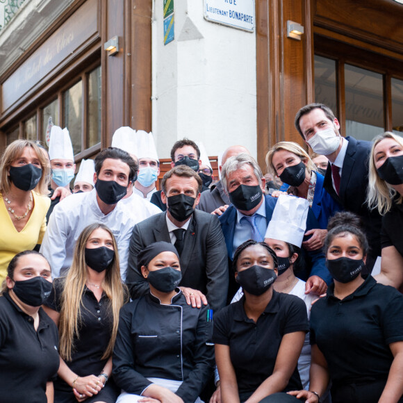 Emmanuel Macron, président de la République, déplacement à Valence, avec sa femme Brigitte Macron, les chefs cuisiniers Louis Chabran et son père Michel Chabran posant avec l'equipe du restaurant après la rencontre et le déjeuner à la terrasse d'un restraurant avec les acteurs de la gastronomie locale et nationale Valence, le 8 juin 2021. © Romain Gaillard / Pool / Bestimage