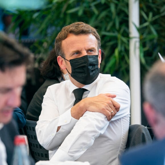 Emmanuel Macron, président de la République, déplacement à Valence, rencontre et dejeuner à la terrasse d'un restraurant avec les acteurs de la gastronomie locale et nationale Valence, le 8 juin 2021. © Romain Gaillard / Pool / Bestimage