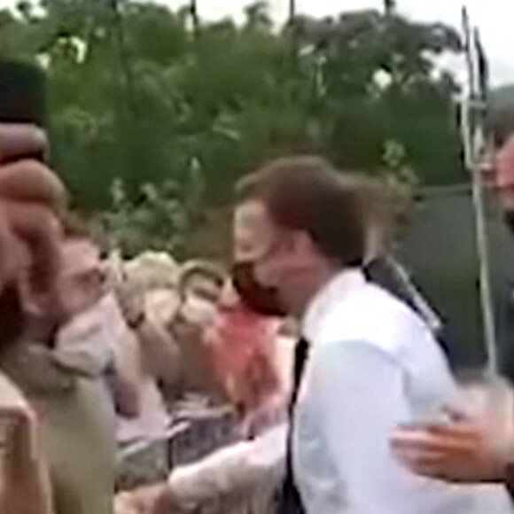 En déplacement dans la Drôme dans le cadre d'une journée consacrée à la restauration, le président Emmanuel Macron a pris une gifle. Un Drômois de 28 ans, suspecté d'avoir giflé le président, a été interpellé avec un homme originaire du département. Tain l'Hermitage le 8 juin 2021 © Images Twitter @ALEXPLILLE via Bestimage