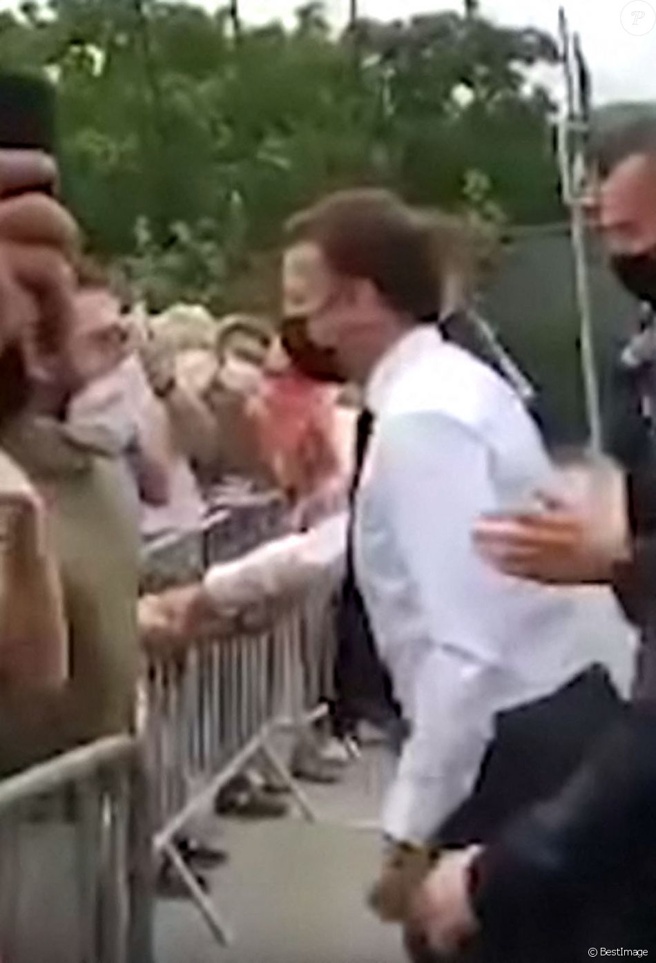 En déplacement dans la Drôme dans le cadre d'une journée consacrée à la restauration, le président Emmanuel Macron a pris une gifle. Un Drômois de 28 ans, suspecté d'avoir giflé le président, a été interpellé avec un homme originaire du département. Tain l'Hermitage le 8 juin 2021 © Images Twitter @ALEXPLILLE via Bestimage