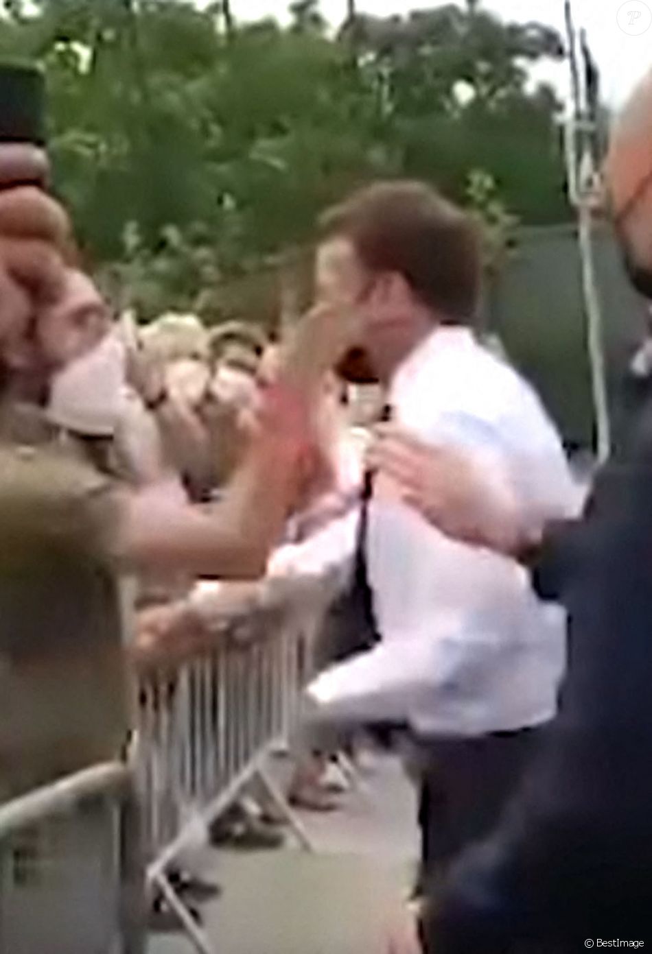En déplacement dans la Drôme dans le cadre d'une journée consacrée à la restauration, le président Emmanuel Macron a pris une gifle. Un Drômois de 28 ans, suspecté d'avoir giflé le président, a été interpellé avec un homme originaire du département. Tain l'Hermitage le 8 juin 2021 © Images Twitter @ALEXPLILLE via Bestimage