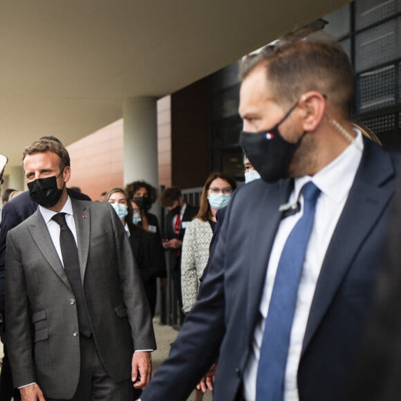 Le président de la République française, Emmanuel Macron visite le Lycée Hôtelier de Tain-l'Hermitage à la rencontre des élèves, en présence du Préfet de la Drôme, Hugues Moutouh. Le 8 juin 2021. © Romain Gaillard / Pool / Bestimage