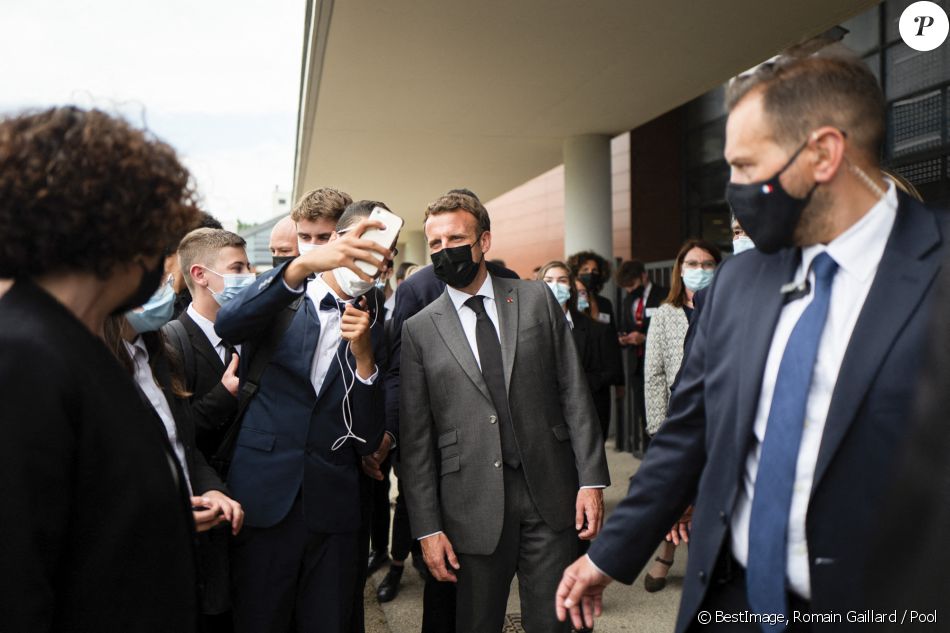 Le président de la République française, Emmanuel Macron visite le Lycée Hôtelier de Tain-l'Hermitage à la rencontre des élèves, en présence du Préfet de la Drôme, Hugues Moutouh. Le 8 juin 2021. © Romain Gaillard / Pool / Bestimage