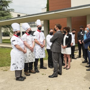 Le président de la République française, Emmanuel Macron visite le Lycée Hôtelier de Tain l'hermitage à la rencontre des élèves, en présence du Préfet de la Drôme, Hugues Moutouh. Le 8 juin 2021. © Romain Gaillard / Pool / Bestimage