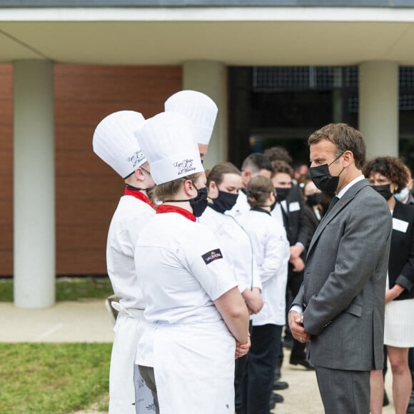 Le président de la République française, Emmanuel Macron visite le Lycée Hôtelier de Tain l'hermitage à la rencontre des élèves, en présence du Préfet de la Drôme, Hugues Moutouh. Le 8 juin 2021. © Romain Gaillard / Pool / Bestimage