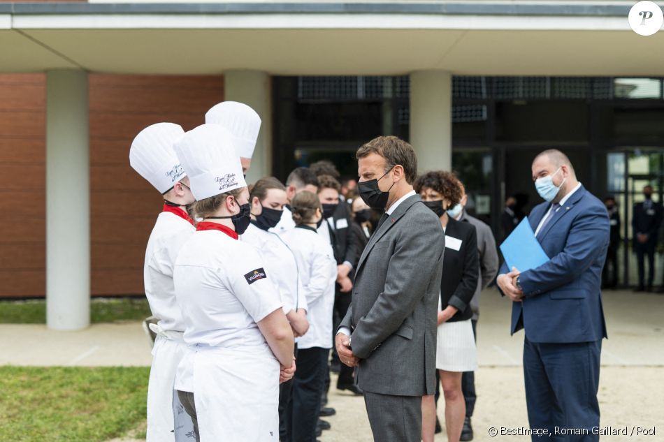 Le président de la République française, Emmanuel Macron visite le Lycée Hôtelier de Tain l'hermitage à la rencontre des élèves, en présence du Préfet de la Drôme, Hugues Moutouh. Le 8 juin 2021. © Romain Gaillard / Pool / Bestimage
