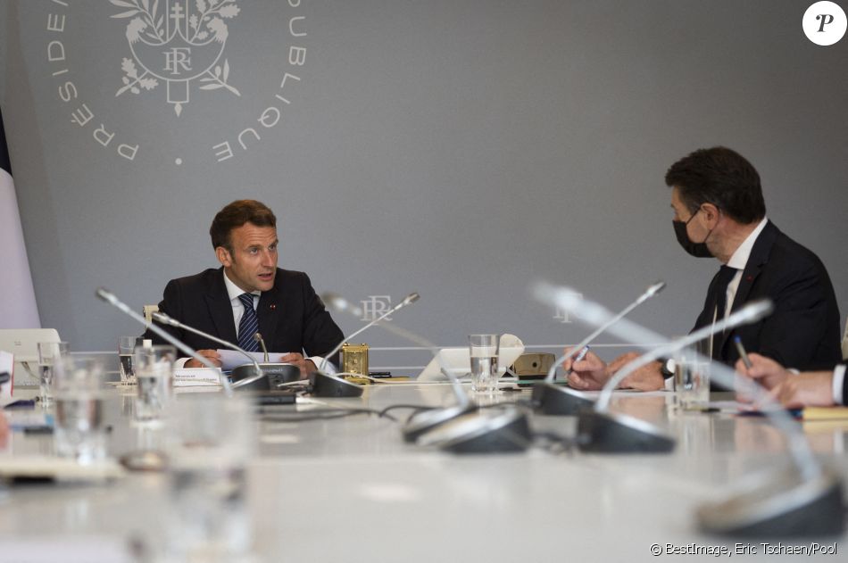 Le président de la République française Emmanuel Macron et Christian Estrosi, maire de Nice - Le président préside une visioconférence avec les élus concernés par la reconstruction des vallées de la Roya, de la Tinée et de la Vésubie suite à la tempête Alex, au palais de l'Elysée à Paris, France, le 7 juin 2021. © Eric Tschaen/Pool/Bestimage