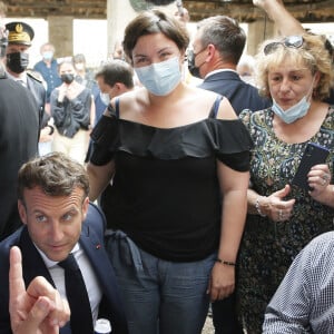 Le président Emmanuel Macron échange avec les habitants de Martel dans le Lot le 3 juin 2021 © Patrick Bernard / Bestimage