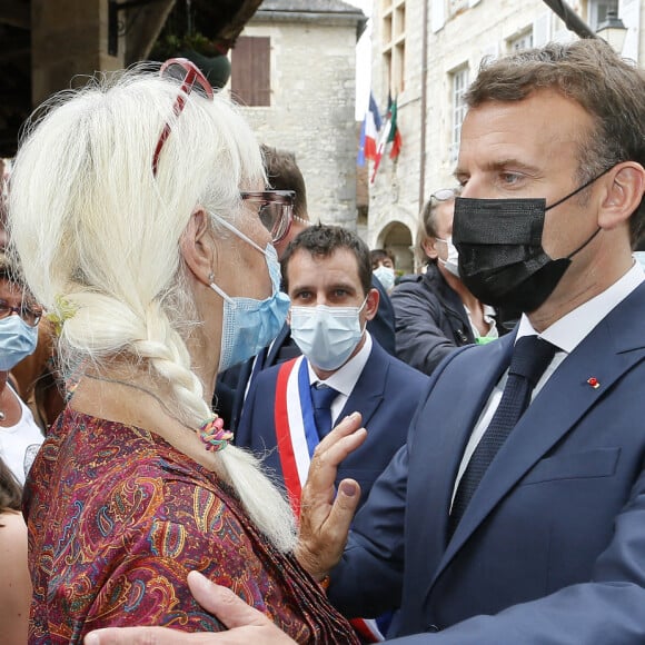 Le président Emmanuel Macron échange avec les habitants de Martel dans le Lot le 3 juin 2021 © Patrick Bernard / Bestimage