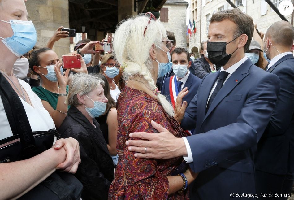 Le président Emmanuel Macron échange avec les habitants de Martel dans le Lot le 3 juin 2021 © Patrick Bernard / Bestimage