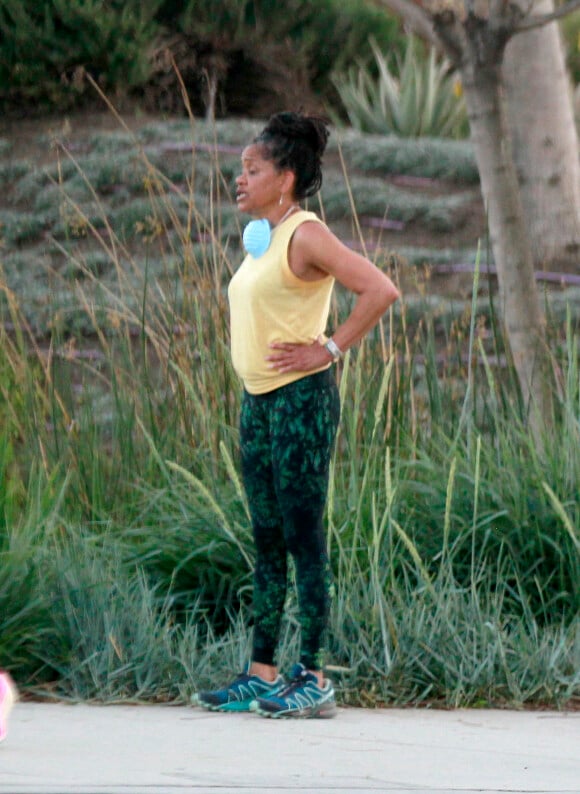 Exclusif - La mère de Meghan Markle, Doria Ragland, en train de faire du jogging à Los Angeles le 23 avril 2020.