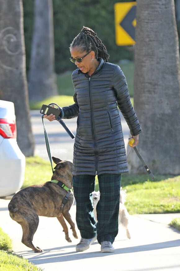 Doria Ragland, la mère de Meghan Markle, promène ses chiens à Los Angeles. Le 27 mars 2020.