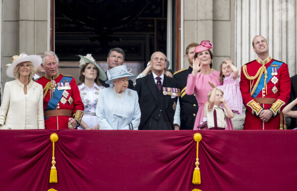 Camilla Parker Bowles, duchesse de Cornouailles, le prince Charles, prince de Galles, la princesse Eugenie d'York, La reine Elisabeth II d'Angleterre, Le prince Philip, duc d'Edimbourg, le prince Harry, Catherine Kate Middleton , duchesse de Cambridge, la princesse Charlotte, le prince George et le prince William, duc de Cambridge - La famille royale d'Angleterre assiste à la parade "Trooping the colour" à Londres.