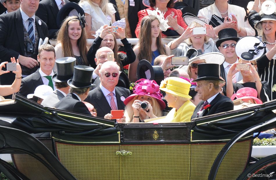 La reine Elisabeth II d'Angleterre et le prince Philip duc d'Edimbourg - La famille royale arrive aux courses du Royal Ascot 2015 le 19 juin 2015.