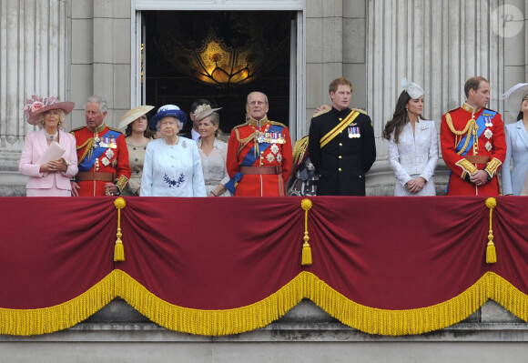 Camilla Parker Bowles, la duchesse de Cornouailles, le prince Charles, la princesse Eugenie d'York, la princesse Anne, Vice Amiral Timothy Laurence, la reine Elisabeth II, la comtesse de Wessex, le prince Andrew, le prince Edouard, comte de Wessex, le prince Philip, duc d'Edimbourg, le prince Harry, Catherine Kate Middleton, la duchesse de Cambridge, le prince William - La famille royale britannique réunie pour présider le traditionnel Trooping the Colour à Londres, le 14 juin 2014.