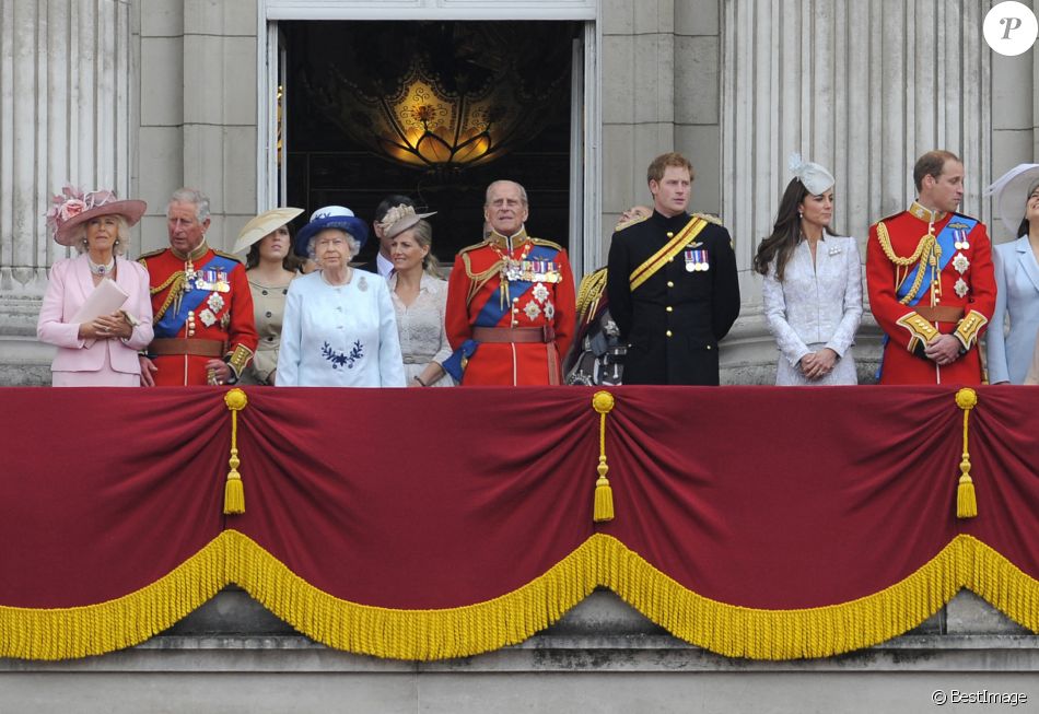 Camilla Parker Bowles, la duchesse de Cornouailles, le prince Charles, la princesse Eugenie d'York, la princesse Anne, Vice Amiral Timothy Laurence, la reine Elisabeth II, la comtesse de Wessex, le prince Andrew, le prince Edouard, comte de Wessex, le prince Philip, duc d'Edimbourg, le prince Harry, Catherine Kate Middleton, la duchesse de Cambridge, le prince William - La famille royale britannique réunie pour présider le traditionnel Trooping the Colour à Londres, le 14 juin 2014.