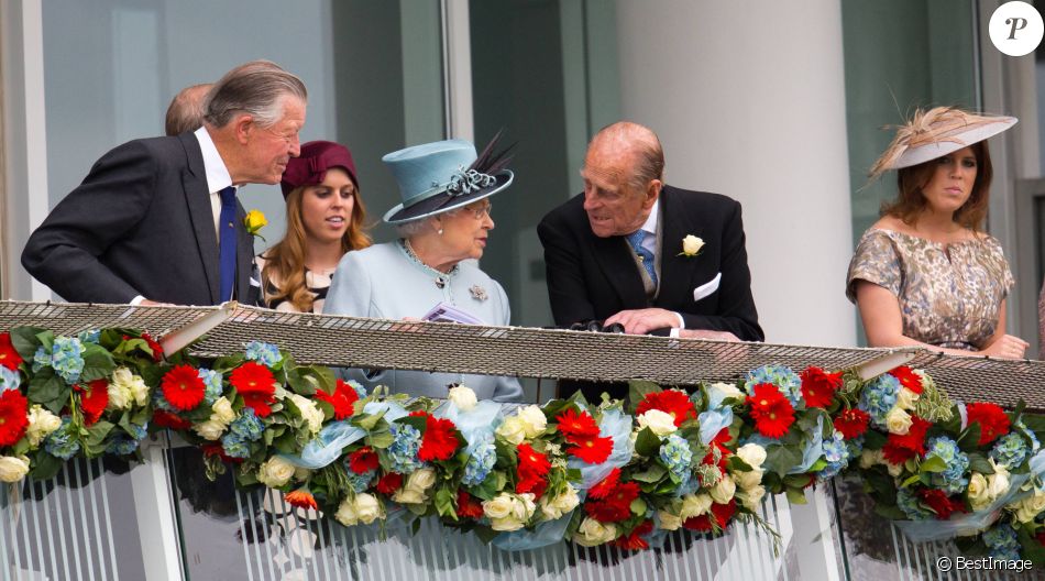 La reine Elisabeth II d'Angleterre, le prince Philip, Duc de Edinburgh et les princesses Beatrice et Eugenie assistent a la course hippique 'Investec Derby 2013' a Epson le 1er fevrier 2013.