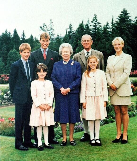 Elizabeth II et le prince Philip avec leurs petits-enfants : le prince William et le prince Harry, Zara Phillips, la princesse Beatrice et la princesse Eugenie, à Balmoral en 1999.