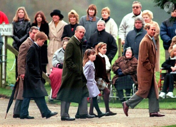 Le prince Philip, ses fils le prince Charles, le prince Edward, et ses petits-enfants Harry, Beatrice et Eugenie, lors du Noël de la famille royale à Sandringham en 1998.